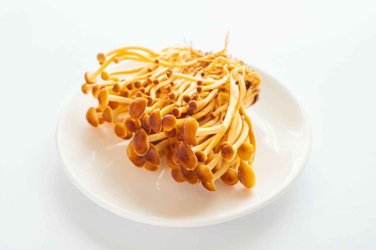 エノキタケ 榎茸 とは 保存方法やレシピもご紹介 Delish Kitchen