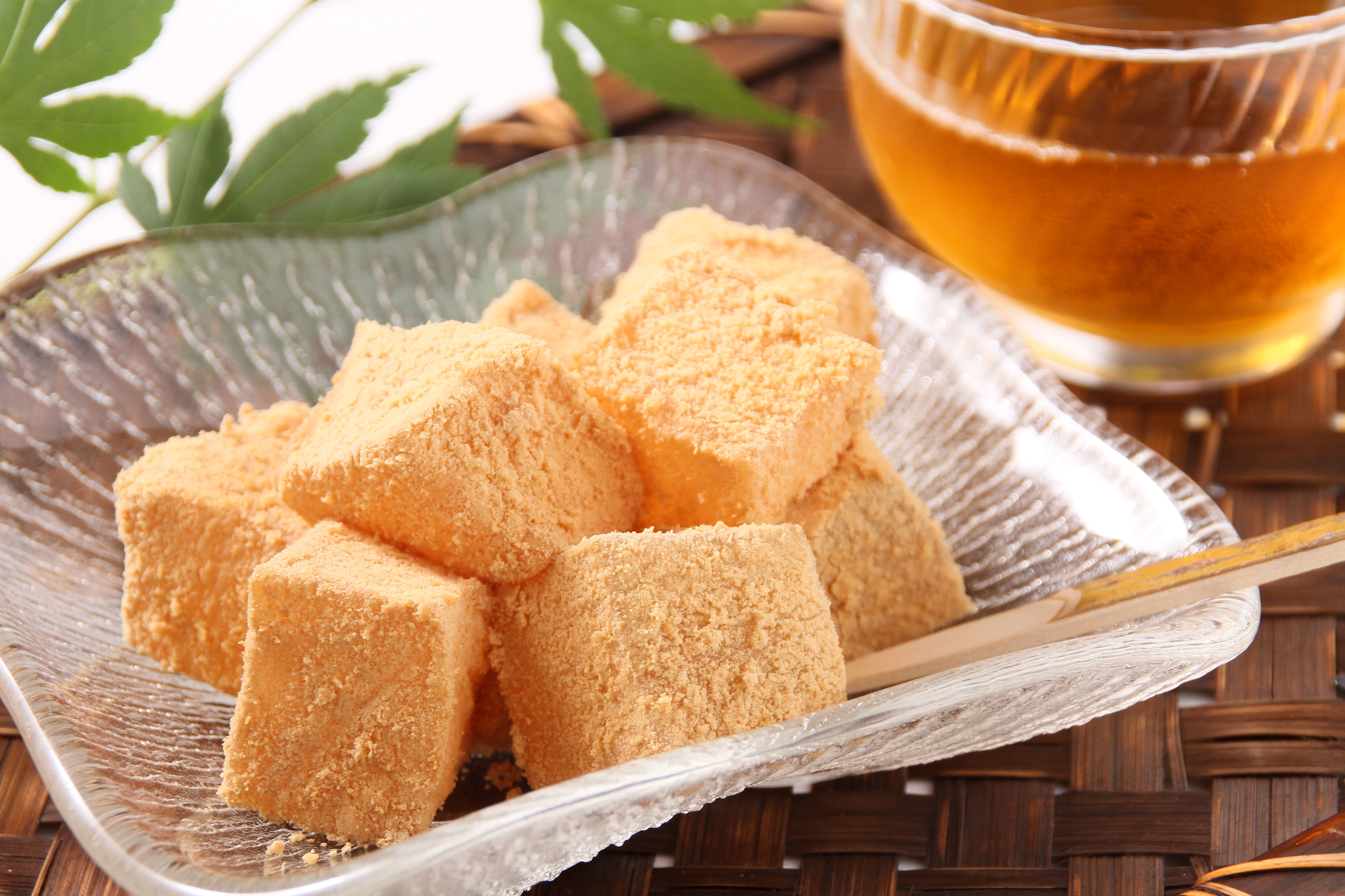 わらび餅の原料は？わらび粉の特徴やくず餅との違いもご紹介