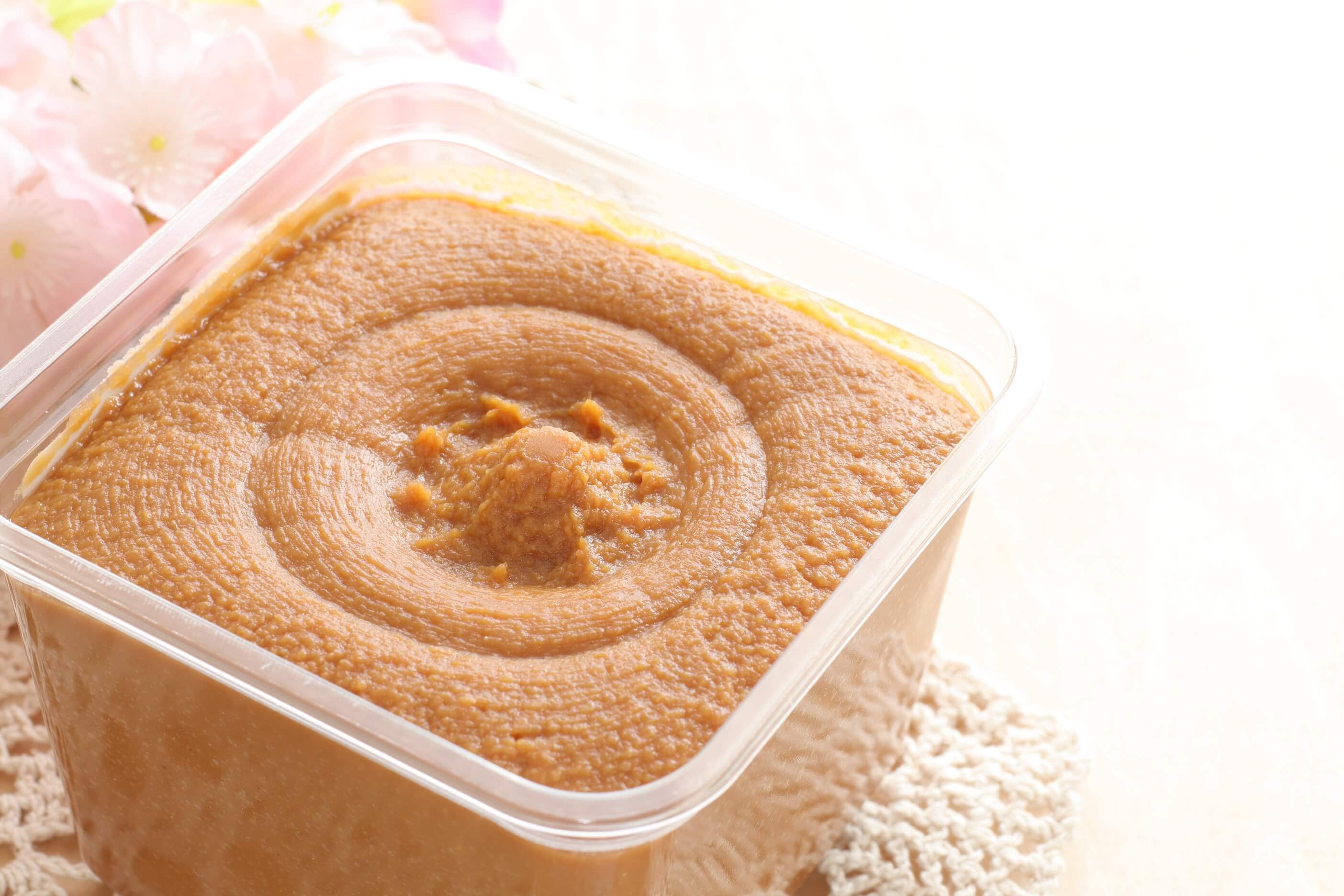 買った味噌から液体が出てきたら捨てるべき？原因や対処法をご紹介