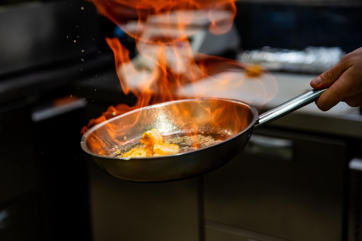 フランベとは？正しいやり方と家で行う時の安全対策をご紹介