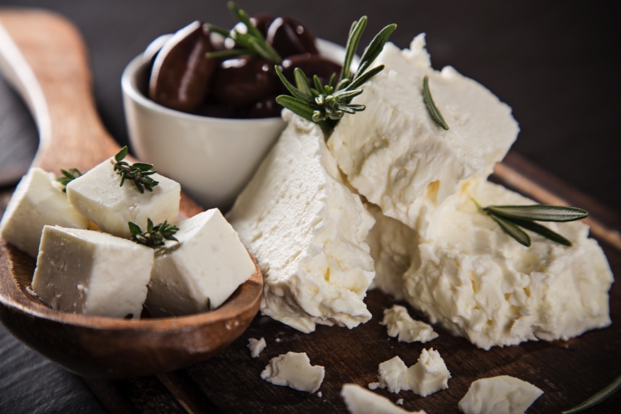 フェタチーズとはどんなチーズ？味や魅力・食べ方などをご紹介♪
