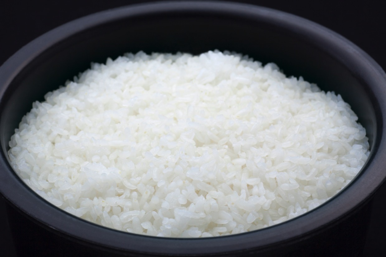 硬めに炊き上がったご飯を柔らかくする方法！