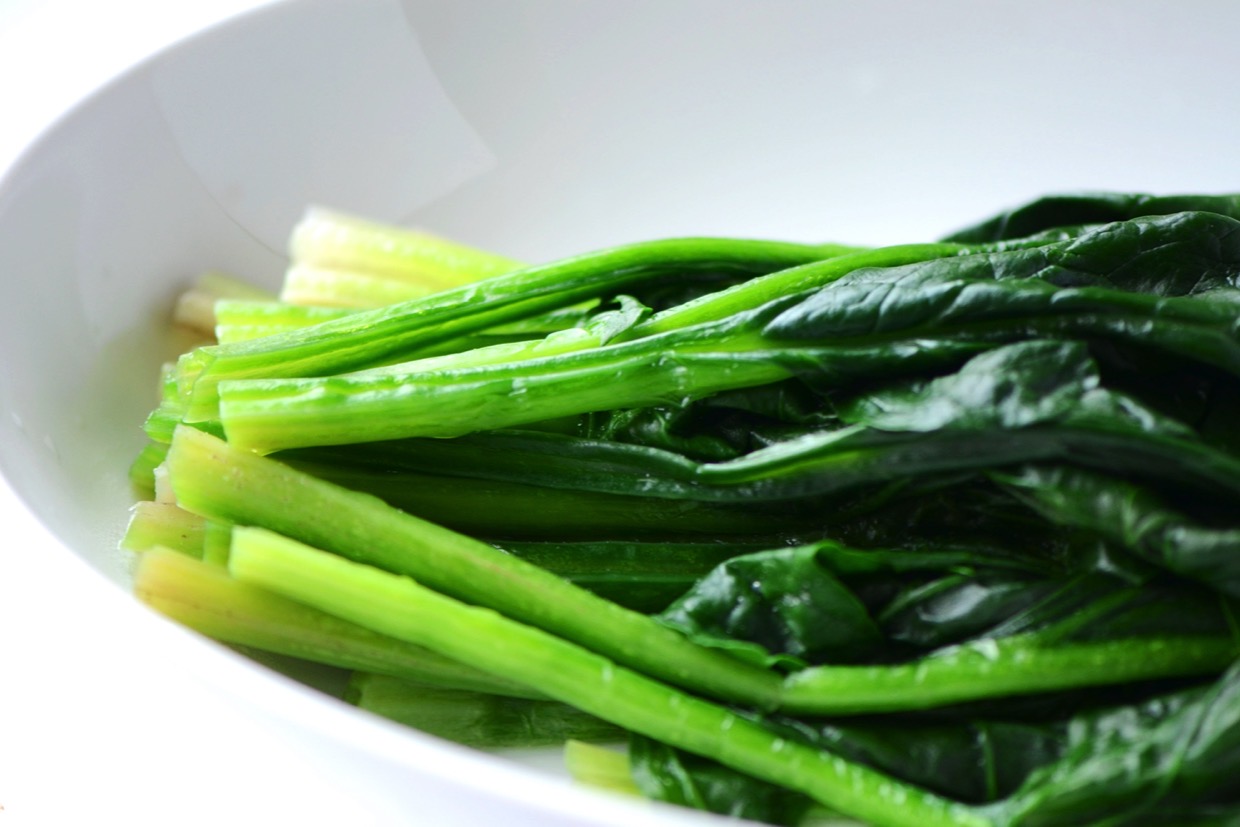 ほうれん草の生食は危険？シュウ酸のリスクと正しいアク抜き・茹で方を解説