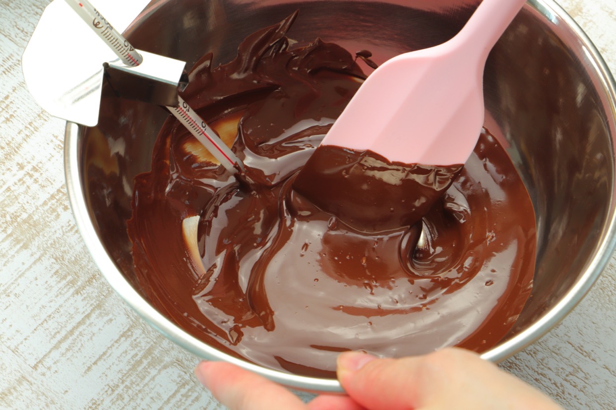 チョコレートのテンパリングとは？方法・効果・失敗しないコツを徹底解説