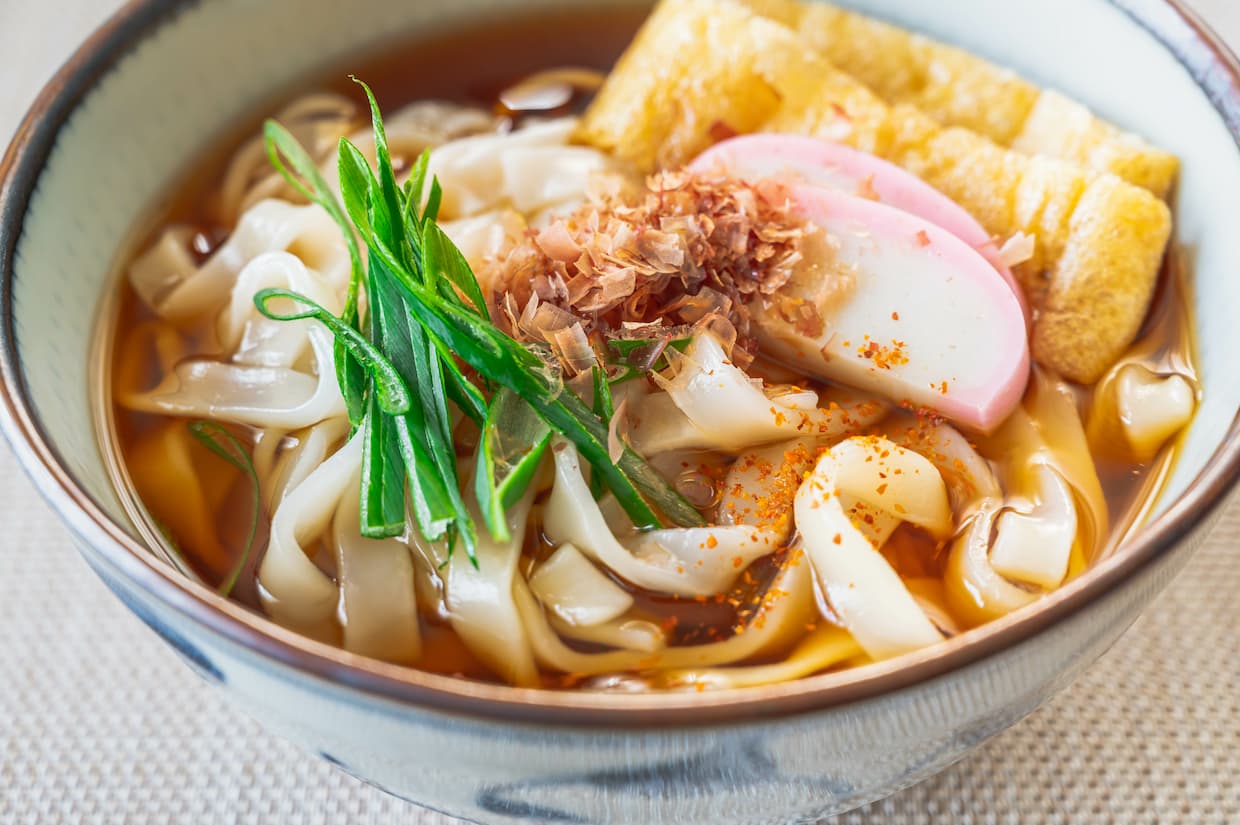 きしめんとは？うどんとの違いや歴史、特徴、レシピまで