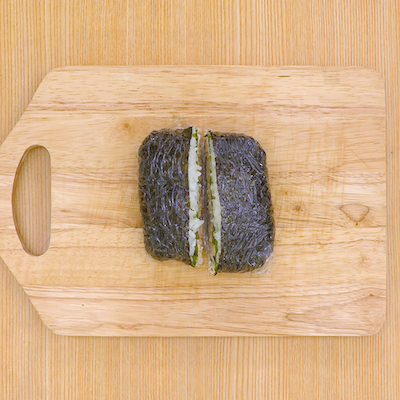 おにぎらずの作り方を解説 人気の具で作るレシピも Delish Kitchen