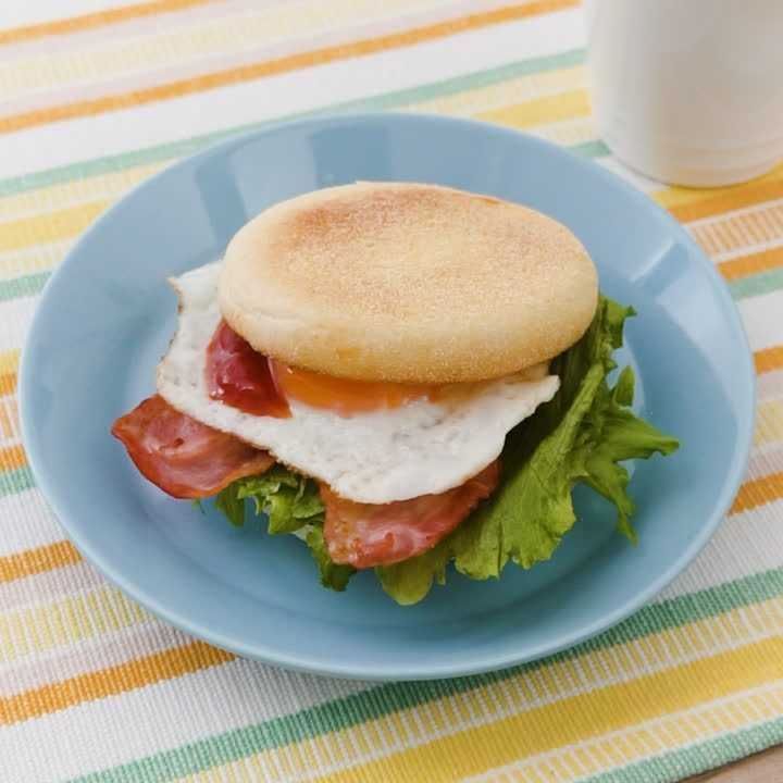 朝食にどうぞ ベーコンエッグマフィンのレシピ動画 作り方 Delish Kitchen