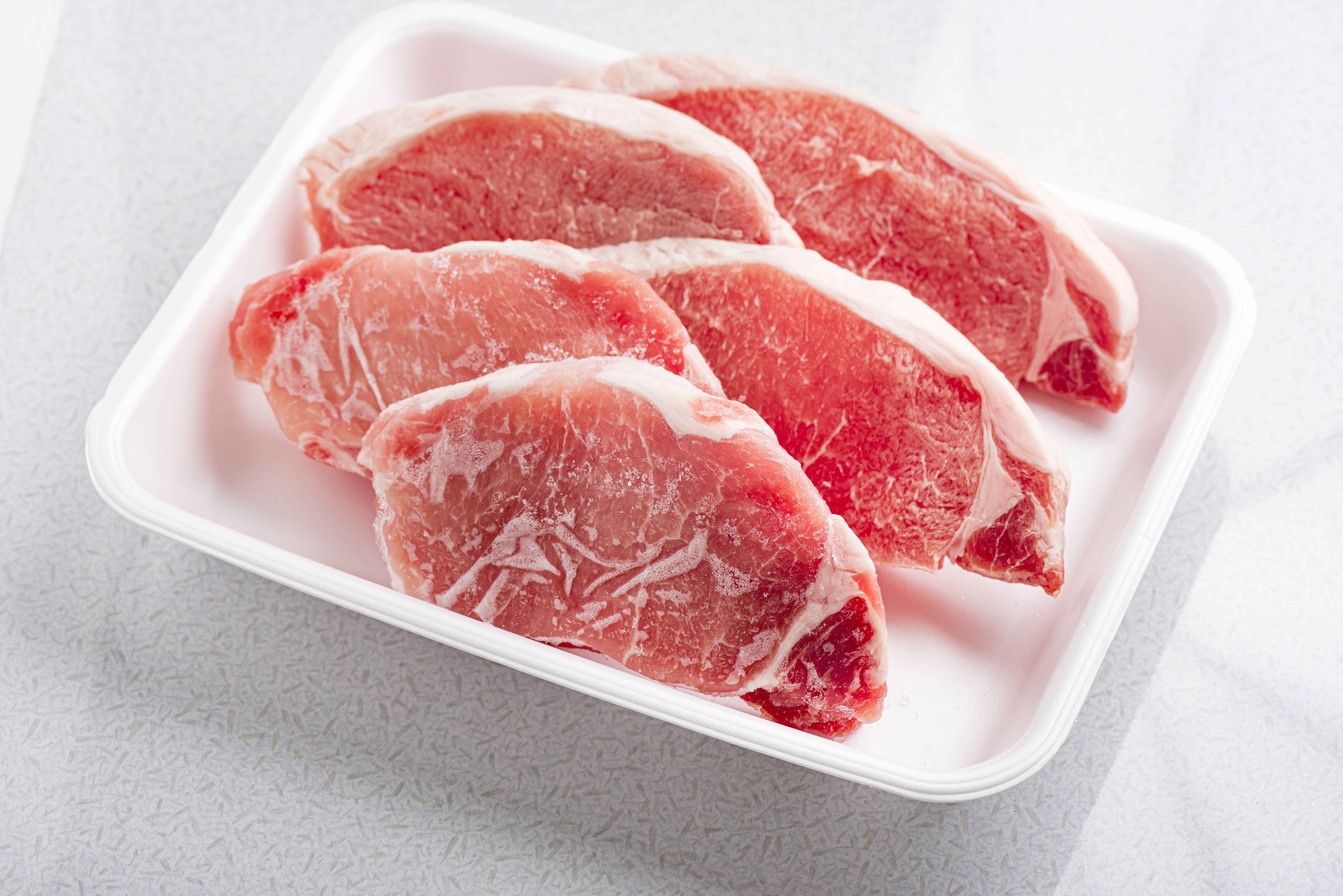 冷凍肉の解凍方法！レンジや自然解凍での正しいやり方を解説