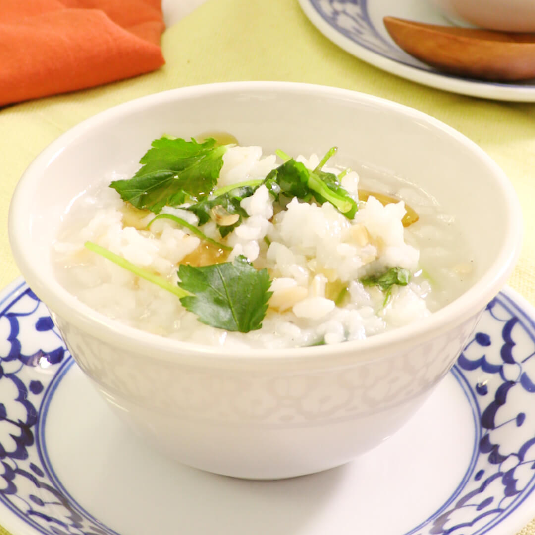 【中華粥レシピ】鶏ガラスープで簡単!ごはんや生米で作る人気9選