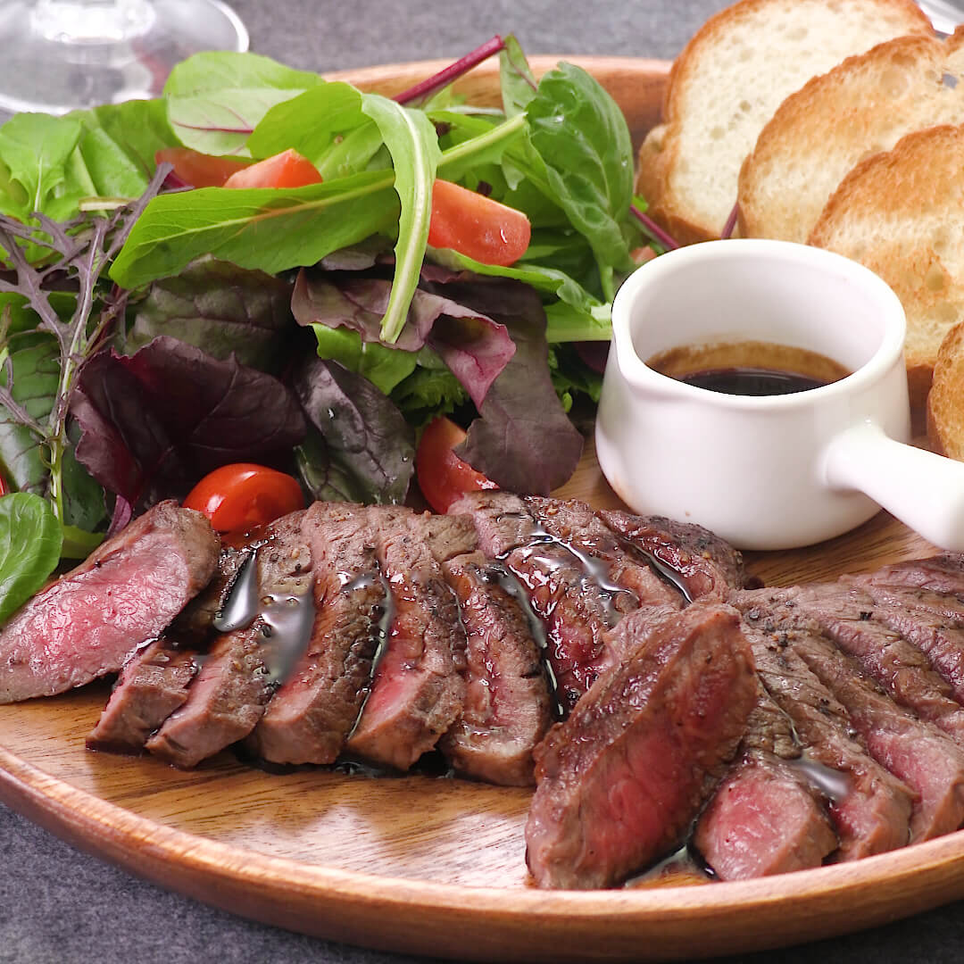 【牛もも肉のレシピ】特別な日の主役に!人気ステーキ11選