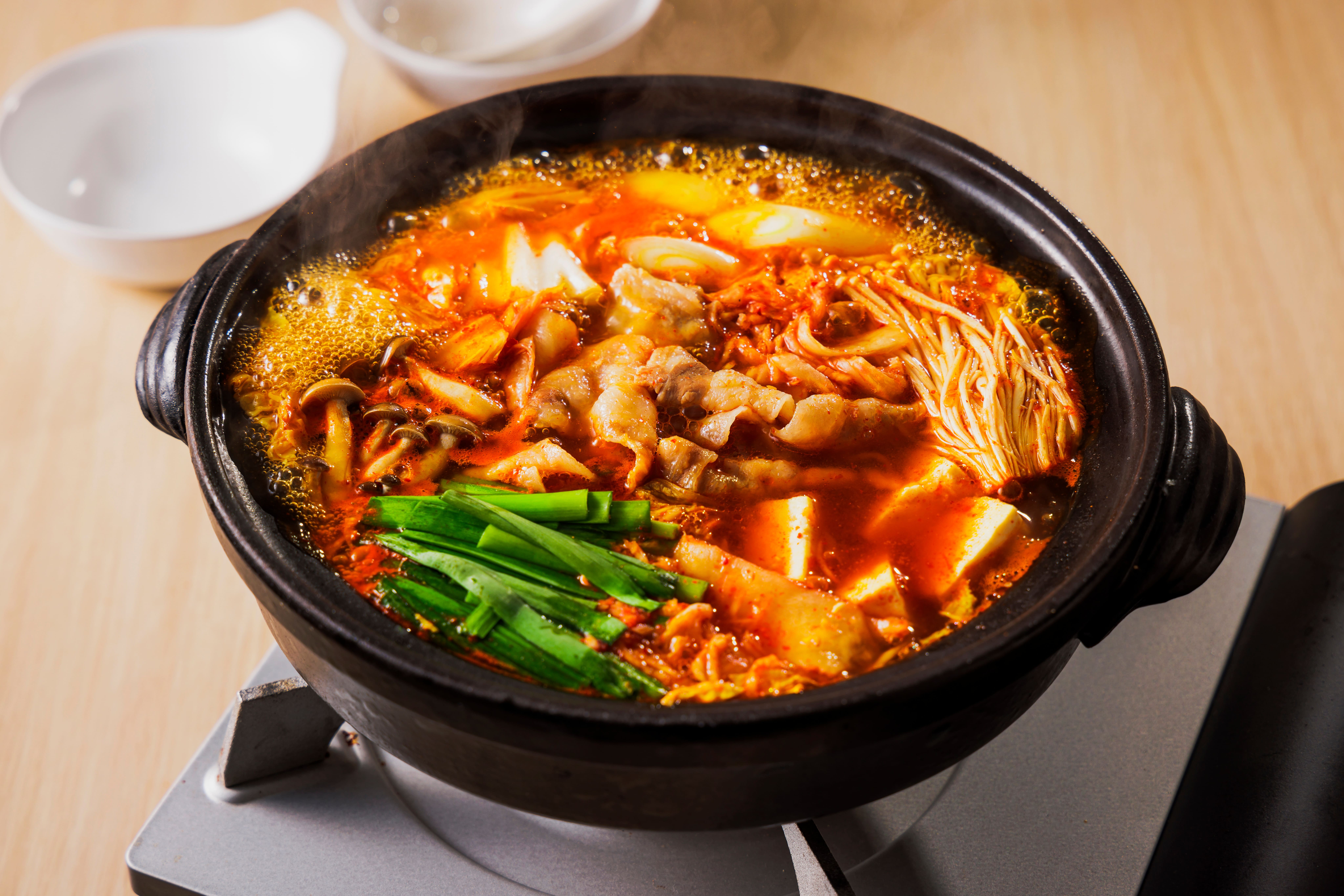 【チゲ鍋の人気レシピ】暑さを吹き飛ばす！やみつきピリ辛39選