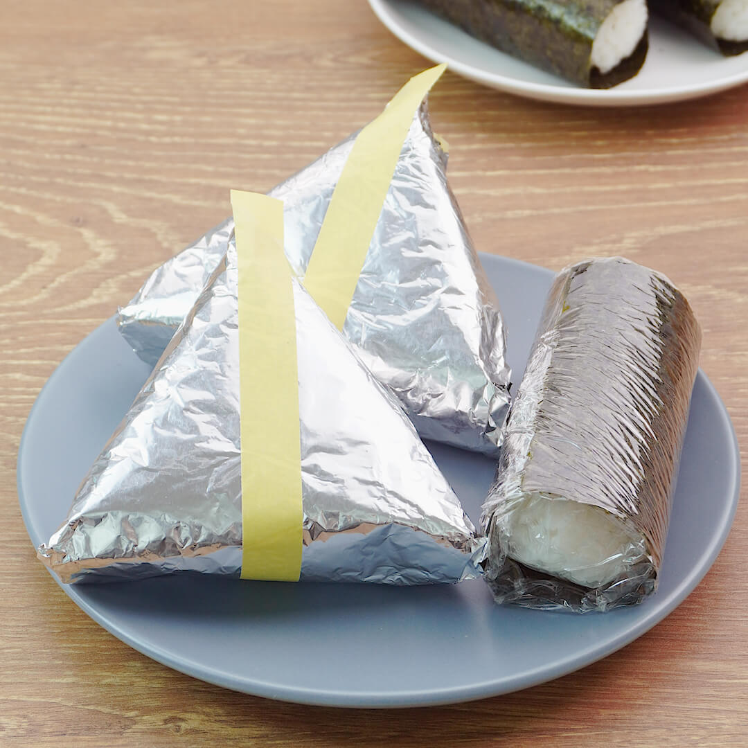 「もうべちゃっとしない！」おにぎりの包み方のコツ＆絶品レシピも