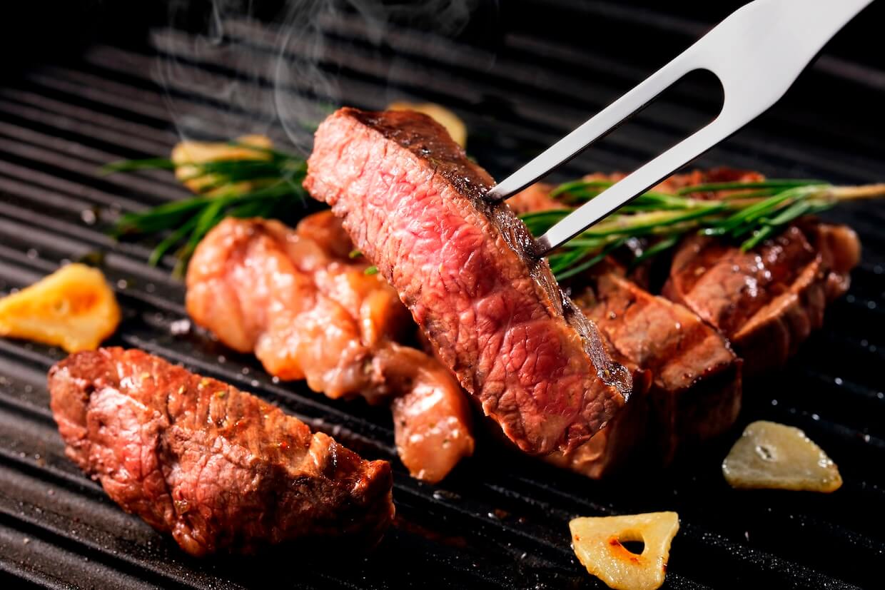 【牛肩ロースの人気レシピ】ステーキや丼など絶品アレンジ19選