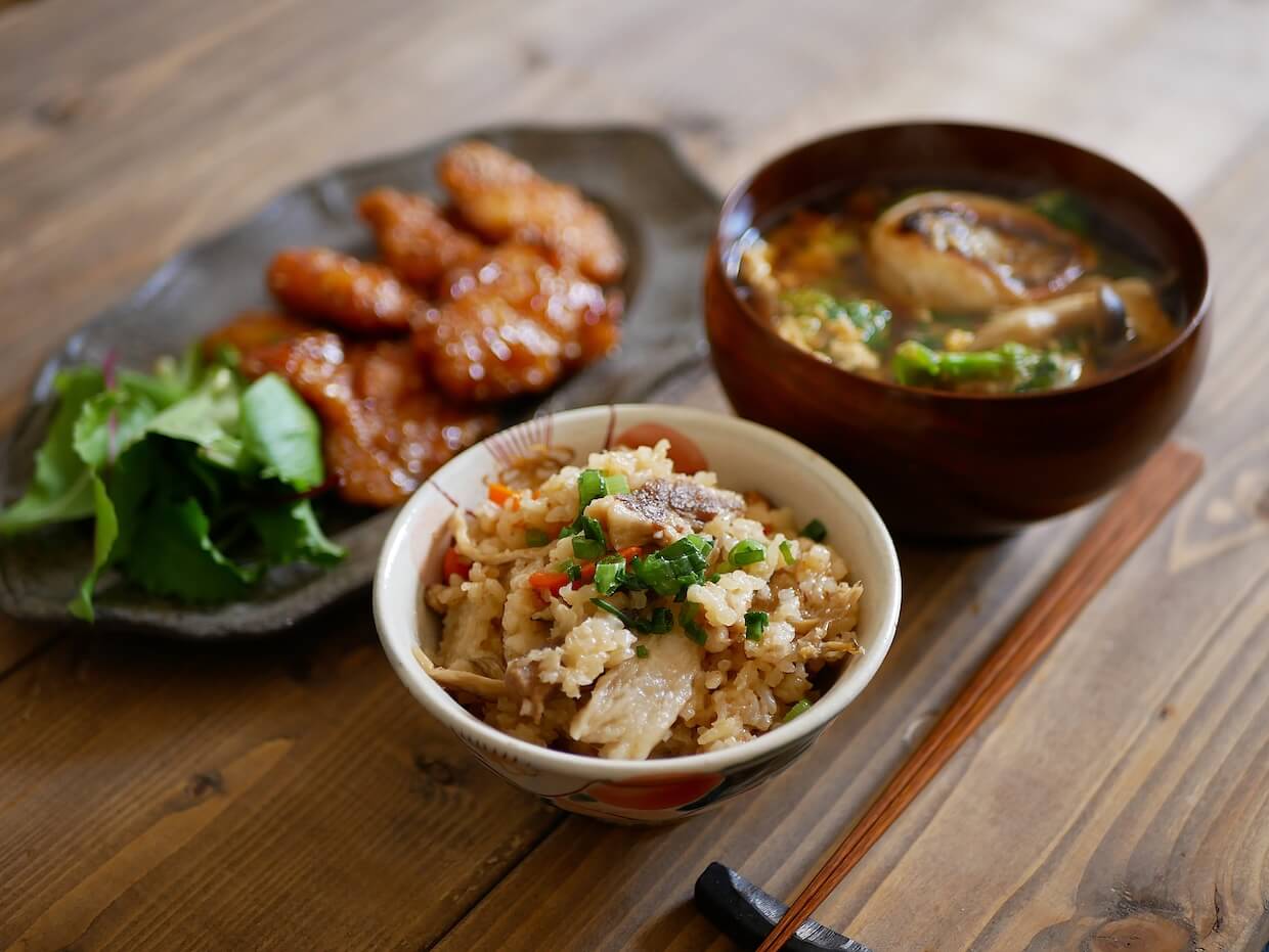 【炊き込みご飯の献立】人気の肉・魚メイン&簡単副菜・汁物35選
