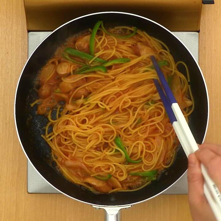 フライパンひとつの簡単レシピ！おいしいナポリタンの作り方 | デ