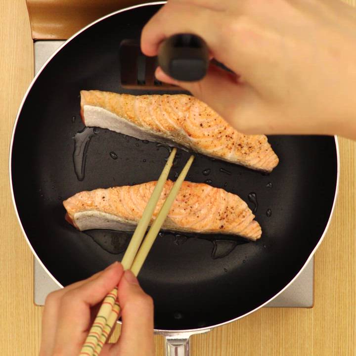 チーズこんがり♪ 鮭のマヨオイスター焼きのレシピ動画・作り方
