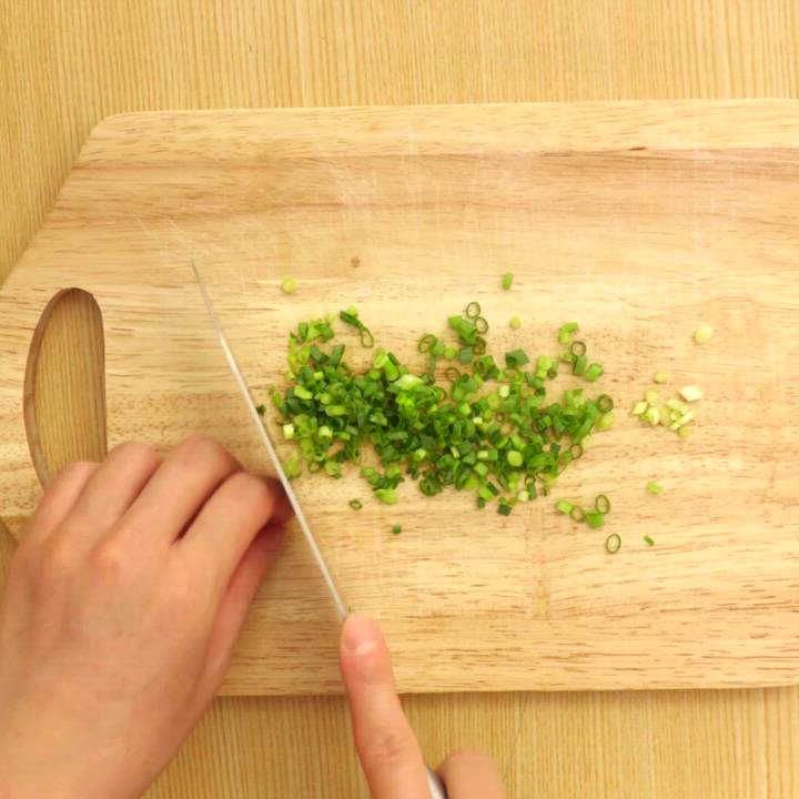 朝にも優しい味♪ めかぶの味噌汁のレシピ動画・作り方 | デリッシュ