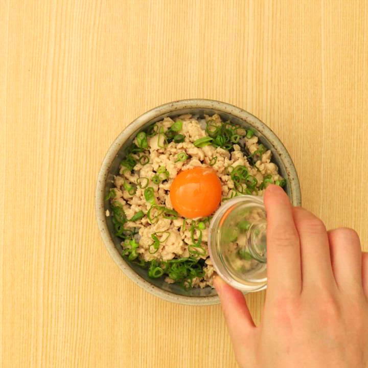 ほろ甘い♪ 鶏そぼろ丼のレシピ動画・作り方 | デリッシュキッチン