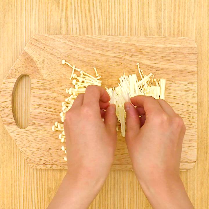 ピリ辛あったまる！ ニラとえのきのチゲ風みそ汁のレシピ動画・作り方