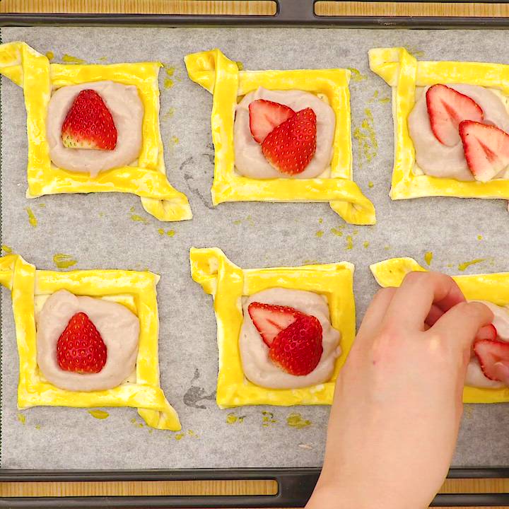 サクッと！おしゃれな♪ いちごパイのレシピ動画・作り方 | デリッシュ