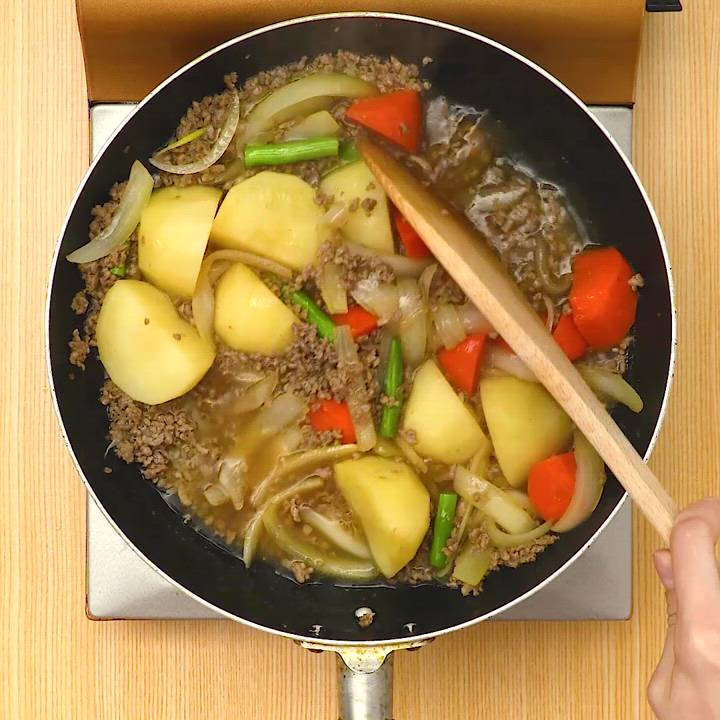 新定番♪ 合びき肉の肉じゃがのレシピ動画・作り方 | デリッシュキッチン