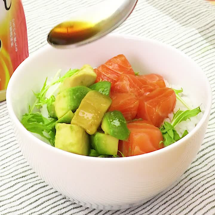さっと漬けるだけで絶品！ アボカドサーモンのっけ丼のレシピ動画