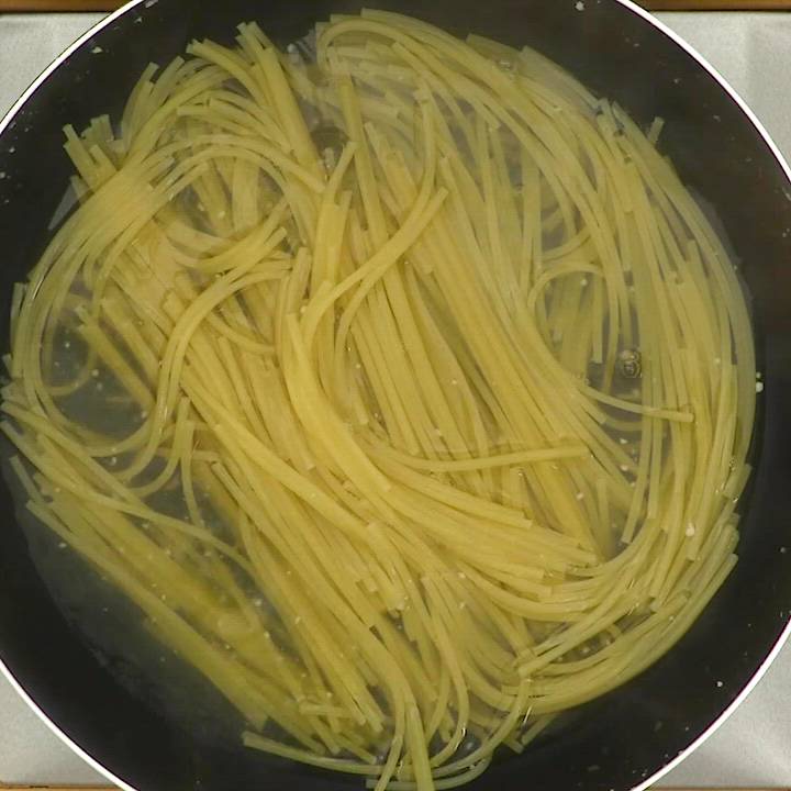 ワンパンでお手軽♪ ガリバタ明太パスタのレシピ動画・作り方 | デ
