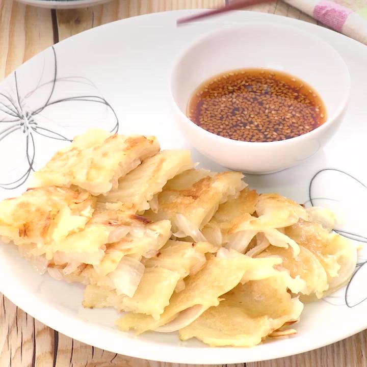 玉ねぎだけ！ 玉ねぎだけのもちもち焼きのレシピ動画・作り方 | デ