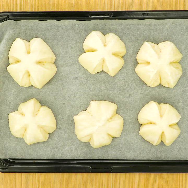 しっとりふわふわ！ 練乳ミルクのフラワーパンのレシピ動画・作り方