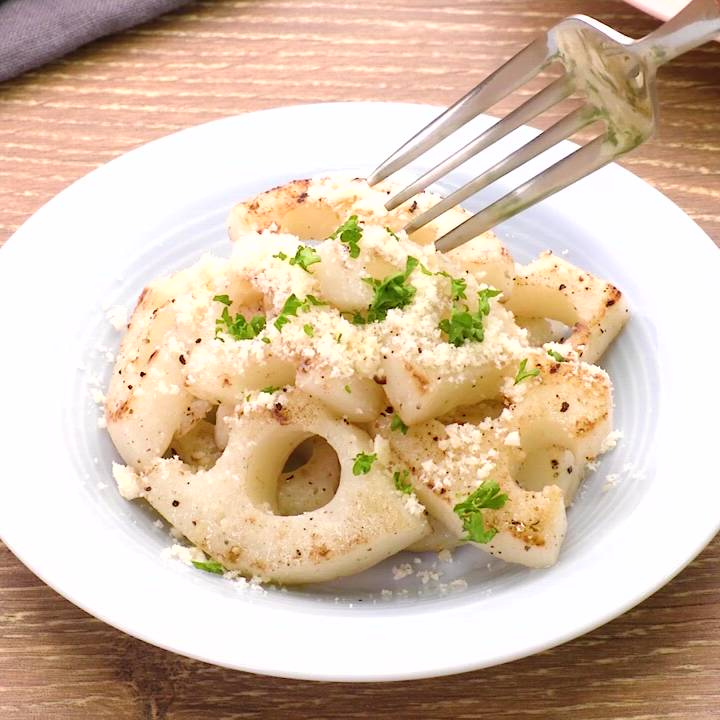 おつまみにもなる！ れんこんのガーリックチーズ炒めのレシピ動画