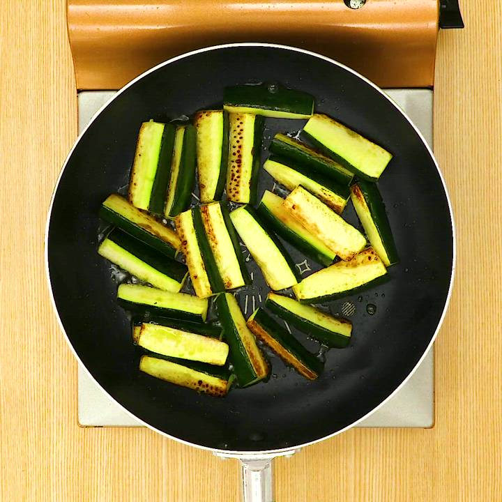 食材一つで！ ズッキーニのポン酢ソテーのレシピ動画・作り方 | デ