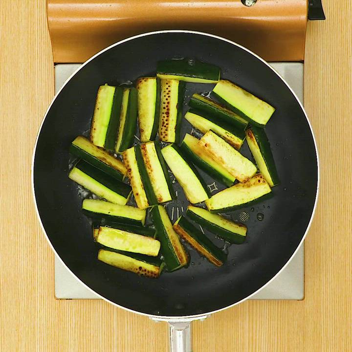 食材一つで！ ズッキーニのポン酢ソテーのレシピ動画・作り方 | デ