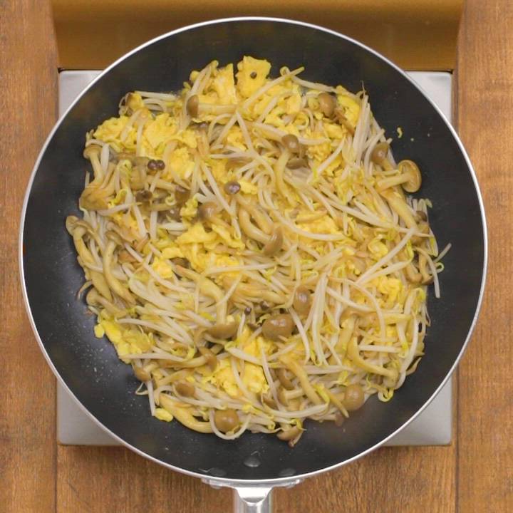 パパッと一品！ もやしとしめじの卵炒めのレシピ動画・作り方 | デ