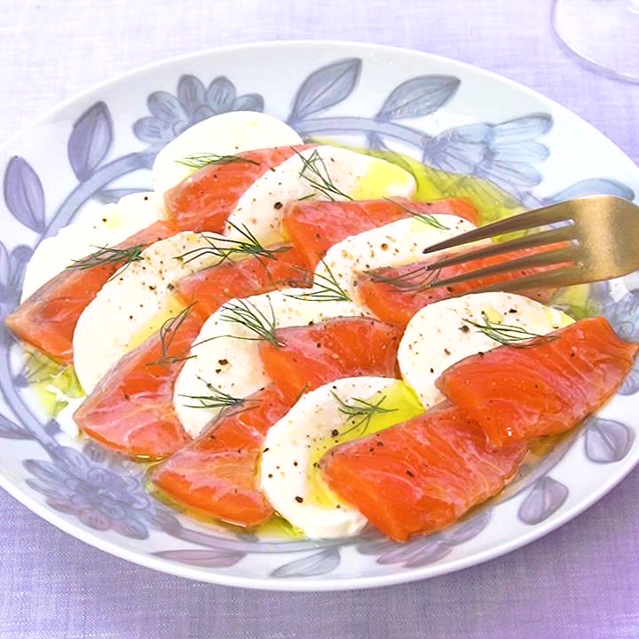 簡単10分！サーモンとモッツァレラチーズのカルパッチョのレシピ | デ