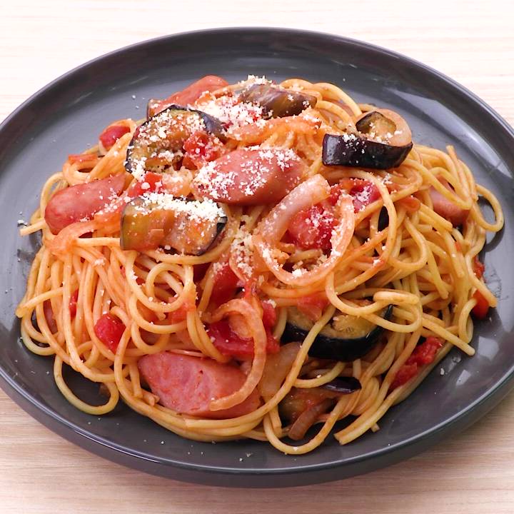 今日のお昼はコレで決まり！ ソーセージとなすのトマトパスタのレシピ