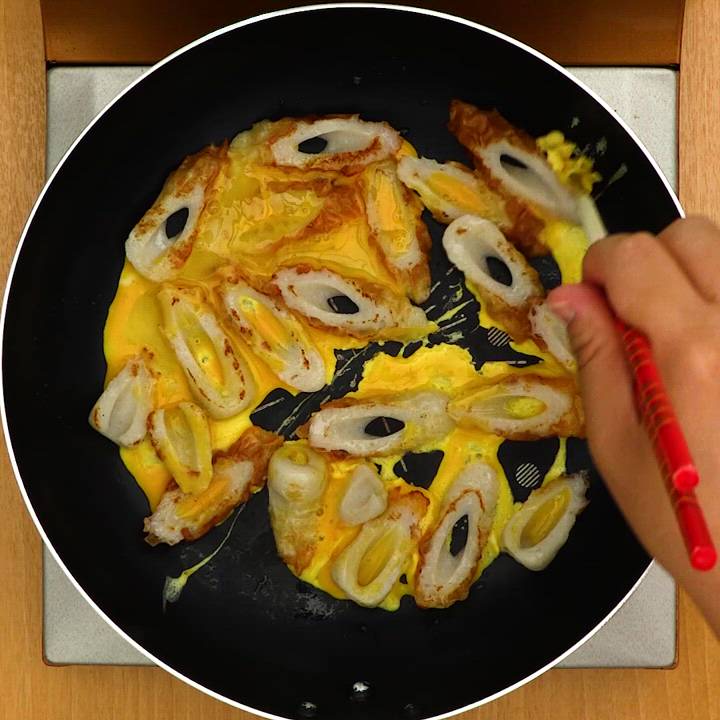 やみつきおつまみ！ ちくわの卵炒めのレシピ動画・作り方 | デリッシュ