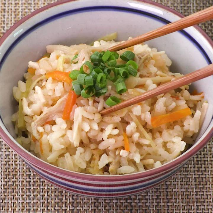 食べ応え抜群♪ えのきと鶏ひき肉の炊き込みご飯のレシピ動画・作り方