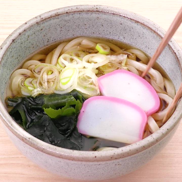 定番のおいしさ♪ わかめうどんのレシピ動画・作り方 | デリッシュキッチン