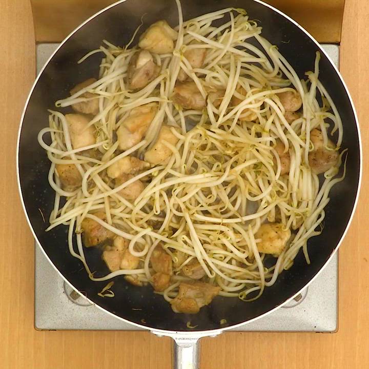 ご飯がすすむ！ 鶏肉ともやしのポン酢炒めのレシピ動画・作り方 | デ