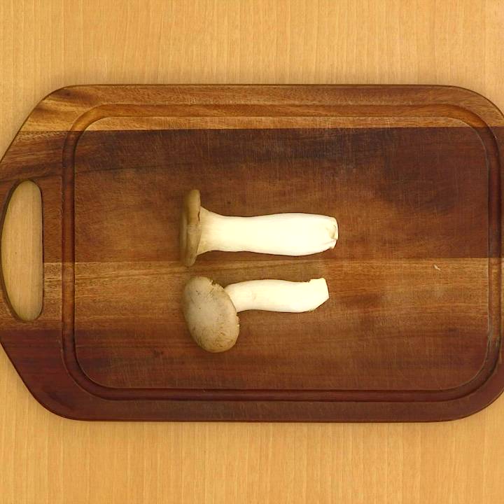 ボリューム満点！ 鶏肉とエリンギの甘辛炒めのレシピ動画・作り方 | デ
