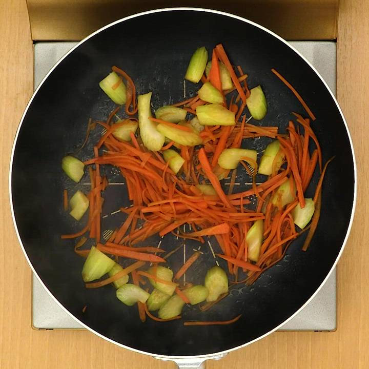 さっと作れて風味抜群！ セロリと人参のきんぴらのレシピ動画・作り方