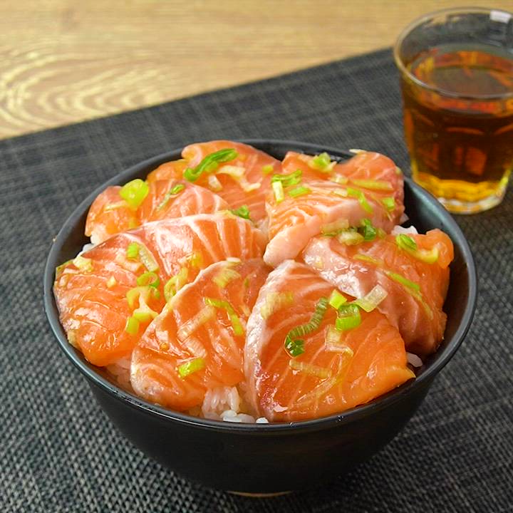 ネギサーモンです。 漬けるだけの簡単レシピ♪ ピリ辛ねぎ塩サーモン丼のレシピ動画