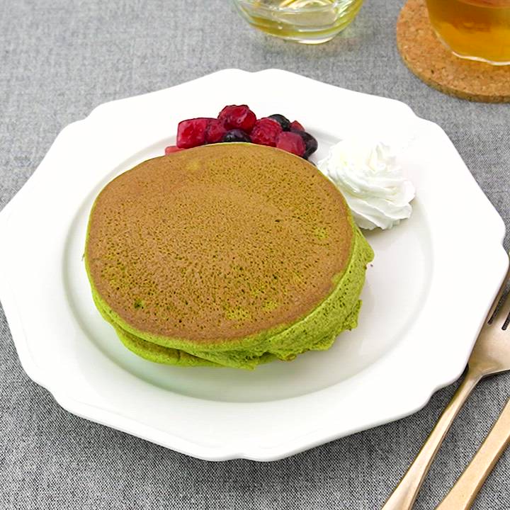 幸せの食感♡ 抹茶スフレパンケーキのレシピ動画・作り方 | デリッシュ