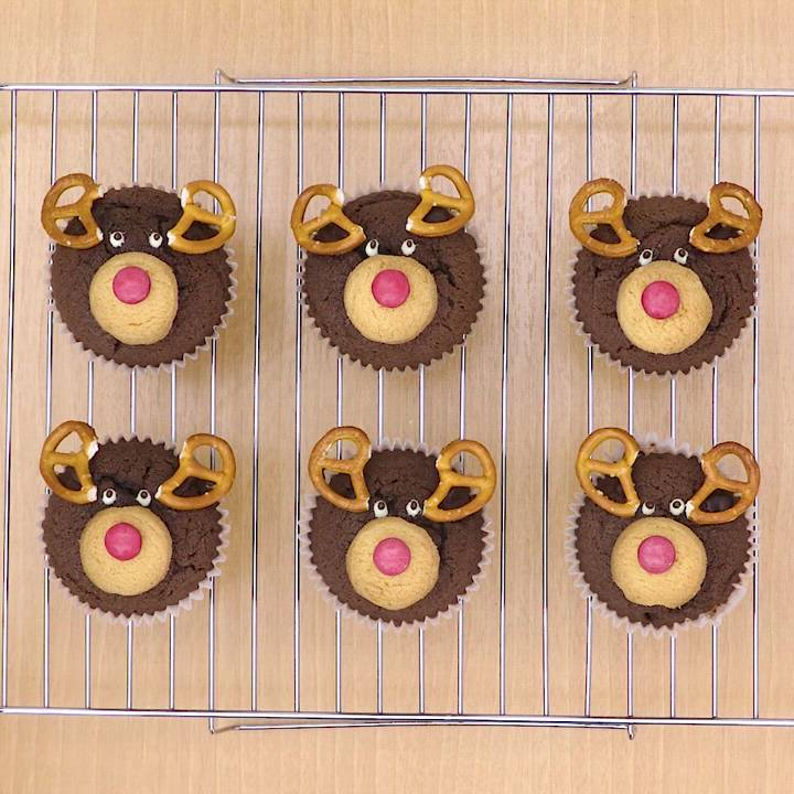 メリークリスマス♪ トナカイチョコカップケーキのレシピ動画・作り方