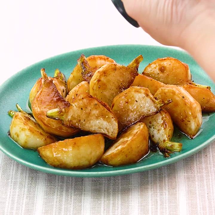 こんがり香ばしい♪ かぶのガリバタソテーのレシピ動画・作り方 | デ