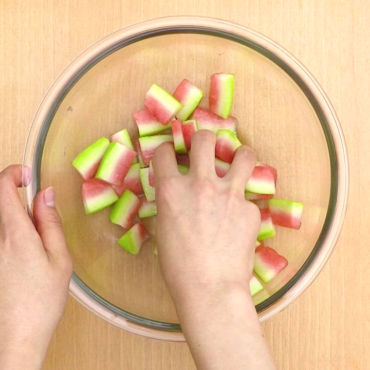 簡単！ スイカの皮のお漬物のレシピ動画・作り方 | デリッシュキッチン